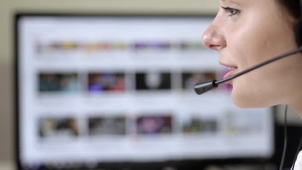 Cara Close Uma Menina Que Trabalha Call Center Fundo Uma — Vídeo de Stock