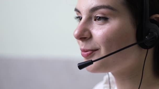 Wajah Close Seorang Gadis Yang Berbicara Dengan Klien Menggunakan Headset — Stok Video