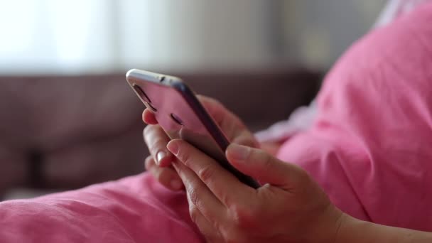 Online Einkauf Auf Der Couch Mädchenhände Tippen Telefon — Stockvideo