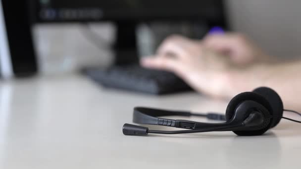 Close Fones Ouvido Estão Sobre Mesa Mãos Estão Digitando Teclado — Vídeo de Stock