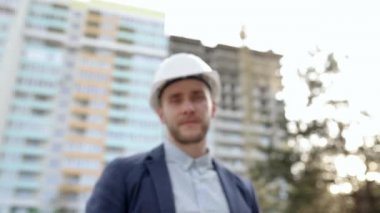 İnşaatçı, evin anahtarını kameranın önünde gösteriyor.