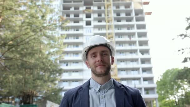 Architekt Ingenieur Blickt Die Kamera Und Lächelt — Stockvideo