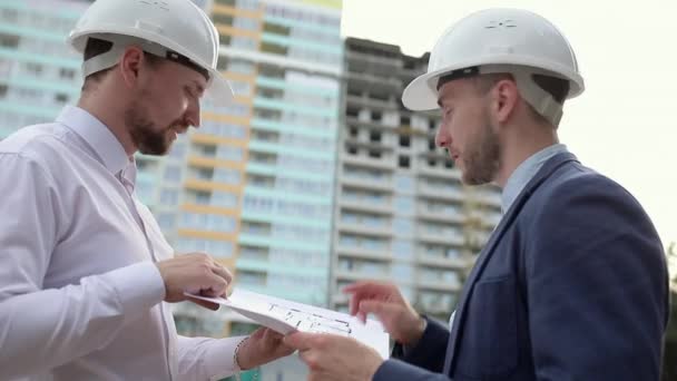 Twee Bouwingenieurs Bespreken Een Bouwplan — Stockvideo