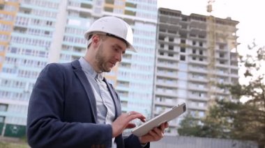 Elinde tabletle inşaat mühendisi.
