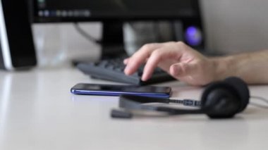 Ofis çalışanı telefonda sosyal ağları tarıyor