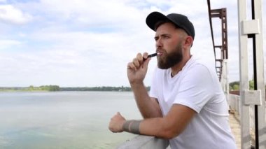 Adam elektronik sigara içiyor.