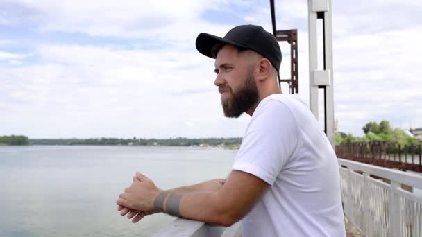 Pensive Jovem Cara Olha Para Distância — Vídeo de Stock