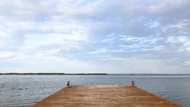 大河岸边的木制码头 — 图库视频影像