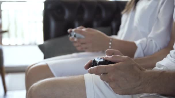 若いカップルビデオゲームをプレイ — ストック動画