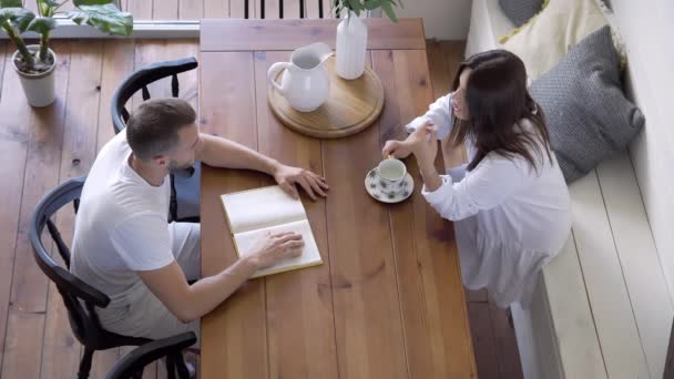 Los Jóvenes Tienen Una Charla Mesa — Vídeo de stock