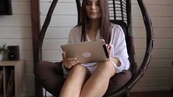 Kız Internetten Tablet Kullanarak Alışveriş Yapıyor — Stok video