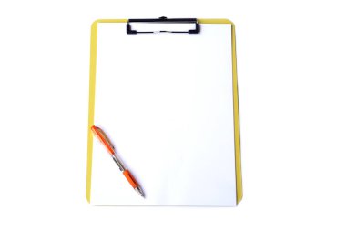  Beyaz arka planda izole edilmiş, boş kağıt ve kalem ile pano. Metnin veya tasarımın için hazır sunumlar, iş projeleri, eğitim materyalleri veya yaratıcı kavramları sembolize etmek.                               