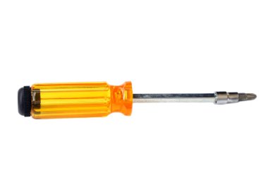 Sarı plastik saplı ve metal şaftlı, beyaz arka planda izole edilmiş bir tornavida. DIY projeleri için temel el aracı, ev onarımı, inşaat ve mekanik çalışma.                                              