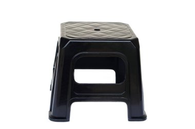 Beyaz arka planda izole edilmiş, basit ve dayanıklı bir tasarımı olan siyah plastik bir tabure. Ev, mutfak, bahçe ya da ofis kullanımı için mükemmel, hafif ve temizlemesi kolay.                               