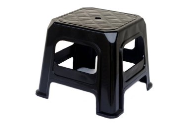  Beyaz arka planda izole edilmiş, basit ve dayanıklı bir tasarımı olan siyah plastik bir tabure. Ev, mutfak, bahçe ya da ofis kullanımı için mükemmel, hafif ve temizlemesi kolay.                                           