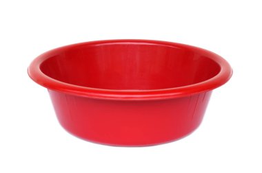 Beyaz arka planda parlak kırmızı plastik bir leğen var. Çamaşır, temizlik, sırılsıklam eşyalar ya da yemek hazırlamak için kullanılan bir konteynır. Dayanıklı, hafif ve çok yönlü günlük araç                               