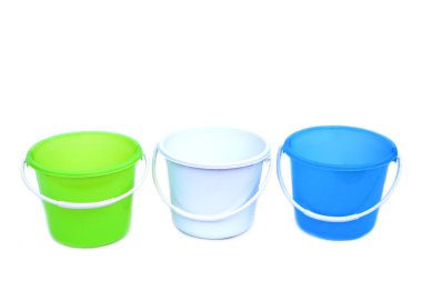 Beyaz arka planda izole edilmiş yeşil, beyaz ve mavi renkli plastik kovalar. Su, temizlik, bahçıvanlık ve günlük ihtiyaçlar için çok yönlü konteynırlar.                               