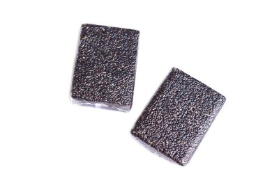 Plastik ambalajda vakumlanmış Tayland riceberry 'si, sağlıklı gıda korunumu ve perakende dağıtım için modern ambalajları vurguluyor. Organik tam tahıllı pirinç, besleyici ve satılmaya hazır..                               