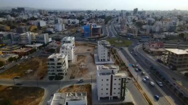 Kıbrıs Rum Kesimi, Larnaka 'nın havadan görünüşü. Şehir ortamında sabah trafiği. Binalar, yollar, arabalar ve tarihi manzaralar.