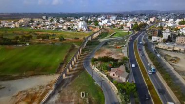 Kıbrıs Rum Kesimi, Larnaka 'nın havadan görünüşü. Şehir ortamında sabah trafiği. Binalar, yollar, arabalar ve tarihi manzaralar.