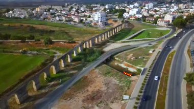 Kıbrıs Rum Kesimi, Larnaka 'nın havadan görünüşü. Şehir ortamında sabah trafiği. Binalar, yollar, arabalar ve tarihi manzaralar.