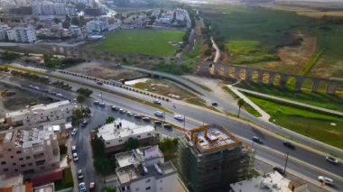 Kıbrıs Rum Kesimi, Larnaka 'nın havadan görünüşü. Şehir ortamında sabah trafiği. Binalar, yollar, arabalar ve tarihi manzaralar.