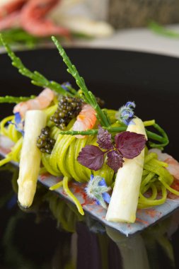 Kırmızı karides carpaccio bir yatak üzerinde su teresi tagliolini. Salicornia ve havyar ile servis.