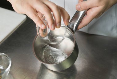 Pan, bir tatlı tarifi içine karışık olması hazır yemek bir gümüş içine dökülür varlık açık şeker şurubu.