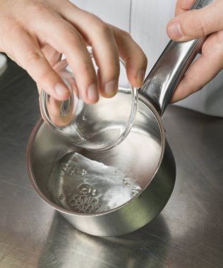 Pan, bir tatlı tarifi içine karışık olması hazır yemek bir gümüş içine dökülür varlık açık şeker şurubu.