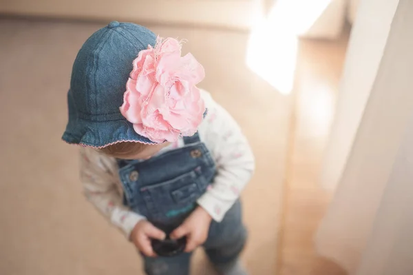 Bambina col cappello estivo. Panama con un grande fiore rosa. Senza volto. Tute di denim — Foto Stock