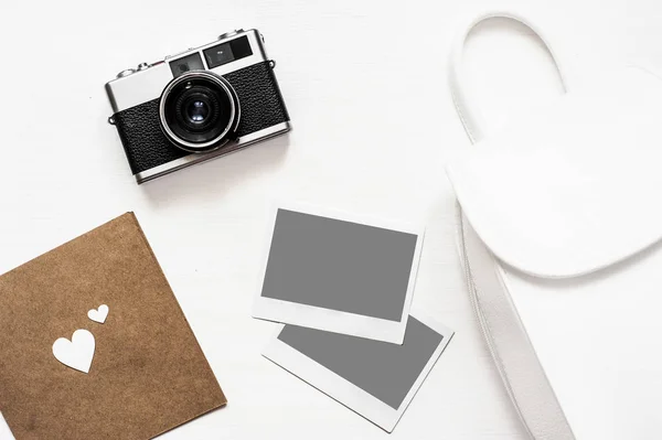 Flatlay vintage retro camera on wooden white background with empty instant paper photo placed your pictures. Top view — Stock Photo, Image