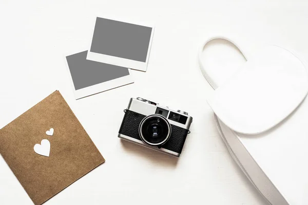 Flatlay vintage retro camera op houten witte achtergrond met foto van lege instant papier geplaatst uw foto's. Bovenaanzicht — Stockfoto