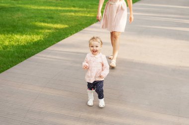 Anne ve küçük kızı yaz park mutlu aile kavramında oynuyor. Aile açık hava yaşam tarzı ile doğa sahne. Güzellik aile