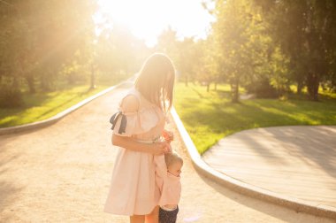Anne ve küçük kızı yaz park mutlu aile kavramında oynuyor. Aile açık hava yaşam tarzı ile doğa sahne. Güzellik aile