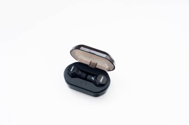 Siyah gerçek radyo earphones beyaz arka plan üzerinde izole case şarj ile. Yeni fitness spor kablosuz kulaklık. Kulaklıkları