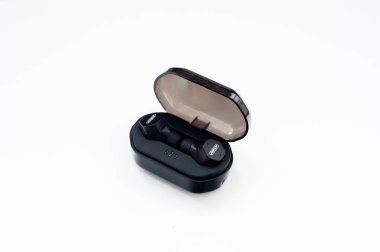 Siyah gerçek radyo earphones beyaz arka plan üzerinde izole case şarj ile. Yeni fitness spor kablosuz kulaklık. Kulaklıkları