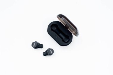 Siyah gerçek radyo earphones beyaz arka plan üzerinde izole case şarj ile. Yeni fitness spor kablosuz kulaklık. Kulaklıkları