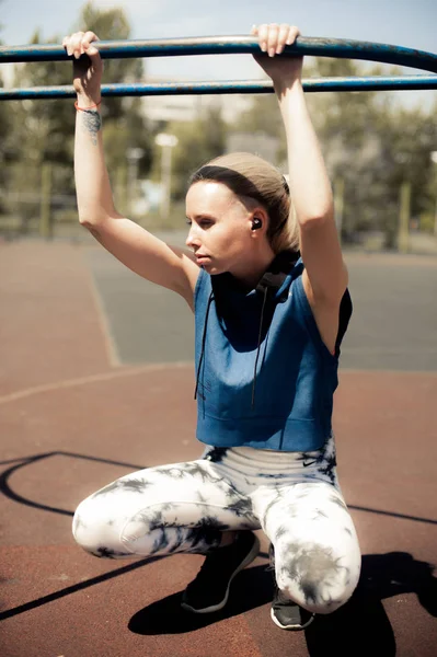 Fitness kadın dinleme müzik kablosuz kulaklık, atletik kız rahatlatıcı eğitimden sonra uygun. Spor stil Bluetooth kulaklık