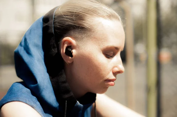Fitness kadın dinleme müzik kablosuz kulaklık, atletik kız rahatlatıcı eğitimden sonra uygun. Spor stil Bluetooth kulaklık