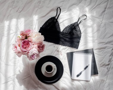 Ev ofis çalışma alanı. Defter ile boşaltmak. Düz lay, dergiler, sosyal medya. Üstten görünüm güzellik blog kavramı. Kadın moda aksesuarları, telefon ve kahve beyaz yatak zemin üzerine. 