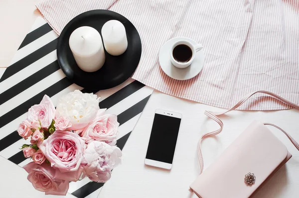 Düz lay, dergiler, sosyal medya. Üstten görünüm. Güzellik blog kavramı. Kadın moda aksesuarları, Ayakkabı, buket gül ve pions, kahve ve beyaz yatak arka plan üzerinde telefon