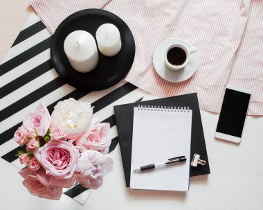 Ev ofis çalışma alanı. Defter ile boşaltmak. Düz lay, dergiler, sosyal medya. Üstten görünüm güzellik blog kavramı. Kadın moda aksesuarları, telefon ve kahve beyaz yatak zemin üzerine. 