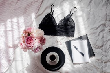 Ev ofis çalışma alanı. Defter ile boşaltmak. Düz lay, dergiler, sosyal medya. Üstten görünüm güzellik blog kavramı. Kadın moda aksesuarları, telefon ve kahve beyaz yatak zemin üzerine. 