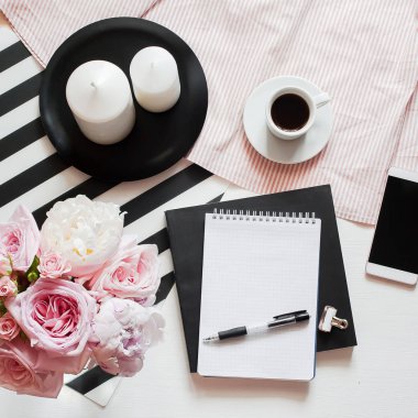Ev ofis çalışma alanı. Defter ile boşaltmak. Düz lay, dergiler, sosyal medya. Üstten görünüm güzellik blog kavramı. Kadın moda aksesuarları, telefon ve kahve beyaz yatak zemin üzerine. 