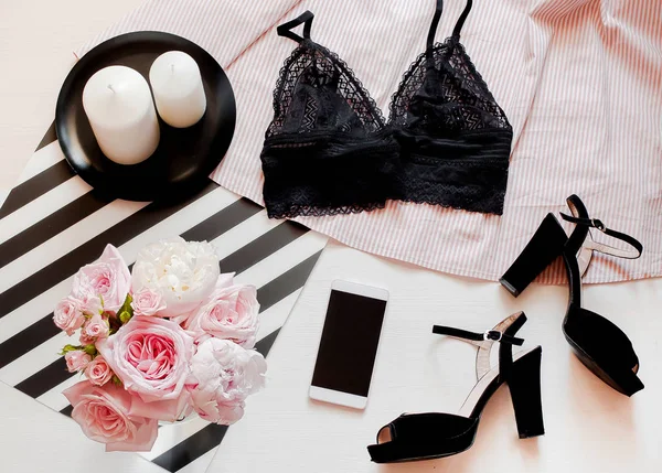 Düz lay, dergiler, sosyal medya. Üstten görünüm. Güzellik blog kavramı. Kadın moda aksesuarları, Ayakkabı, buket gül ve pions, kahve ve beyaz yatak arka plan üzerinde telefon