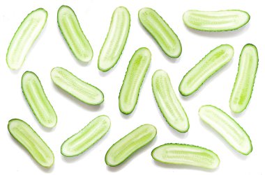 Taze salatalık desen. Salatalık beyaz zemin üzerine dilimlenmiş. Üstten görünüm, düz yatıyordu. Gıda kavramı.