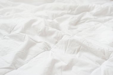 Buruşuk yorgan beyaz battaniye doku. Yakın çekim