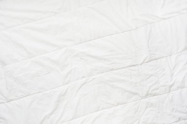 Buruşuk yorgan beyaz battaniye doku. Yakın çekim. 