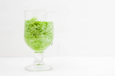 Sağlıklı vegan gıda kavramı. Doğru beslenme. Yeşil elma, kivi, ıspanak ile güler yüzlü. Superfood, detoks ve sağlıklı organik gıda.