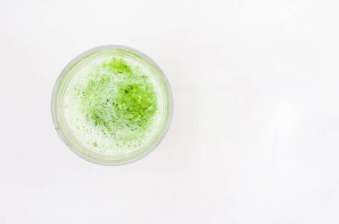 Sağlıklı vegan gıda kavramı. Doğru beslenme. Yeşil elma, kivi, ıspanak ile güler yüzlü. Superfood, detoks ve sağlıklı organik gıda.